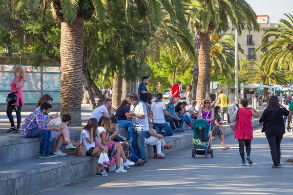Barcelona Ισπανια Μαΐου 2017 Άγνωστοι Άνθρωποι Αναπαύονται Στην Οδό Moll — Φωτογραφία Αρχείου