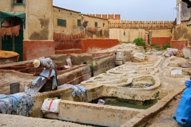Tennery of Tetouan Medina 'da deri için boyanmış farklı taş fıçıları olan bir avlu. Kuzey Fas.