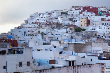 Kuzey Fas 'taki Tetouan bölgesinin çatıları eski..
