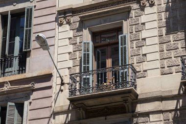 Barcelona 'nın merkezindeki tarihi binalardan birinin eski pencereleri. İspanya.