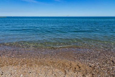 Güneşli bir günde Akdeniz sahili manzarası.