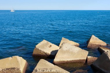 Güneşli bir günde Akdeniz kıyısı manzarası.