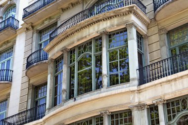 Güneşli bir günde Barselona 'nın tarihi merkezinde modern tarzda tipik eski binalardan birinin ayrıntıları. İspanya.