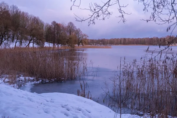 Piękny Zimowy Krajobraz Jeziorem Godzinach Wieczornych — Zdjęcie stockowe