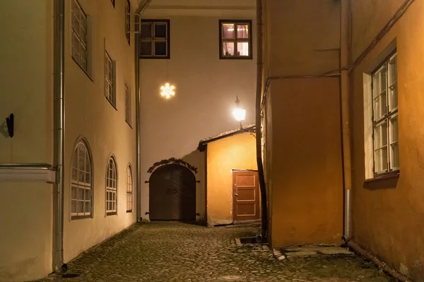 Nachtzicht Oude Binnenplaats Het Historische Deel Van Tallinn Stad Hoofdstad — Stockfoto