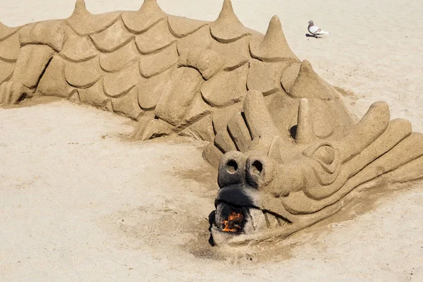 Zandsculptuur Vorm Van Een Draak Het Strand Barcelona — Stockfoto