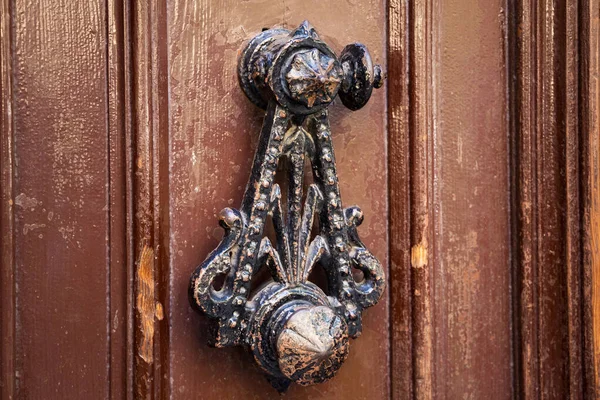 Old Shabby Vintage Metal Door Knocker Wooden Door — Stock Photo, Image