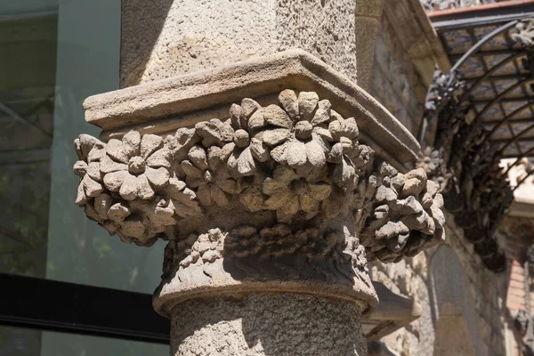 バルセロナの中心部の建物の一つのファサードの列に花の装飾の詳細 スペイン — ストック写真