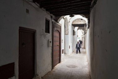 TETOUAN, MOROCCO - 24 Mayıs 2017: Kuzey Fas 'taki Tetouan Medine Mahallesi' nin eski duvarlarının görüntüsü. Bir Medine tipik olarak dar ve labirent benzeri sokaklarla çevrili..