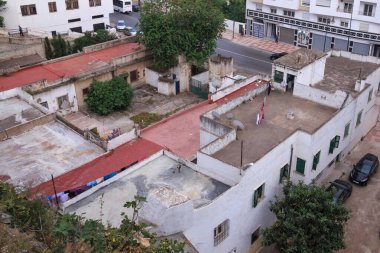 TETOUAN, MOROCCO - 23 Mayıs 2017: Tetouan 'ın (Kuzey Fas) şehir merkezindeki tipik eski yerleşim binalarına bakış.