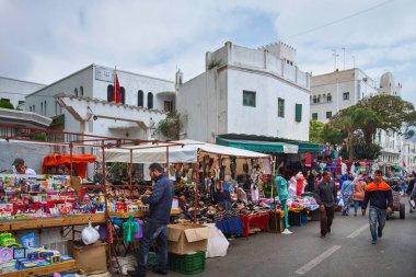 TETOUAN, MOROCCO - 23 Mayıs 2017: Kuzey Fas 'taki Tetouan Medina bölgesindeki eski bit pazarının görüntüsü. 