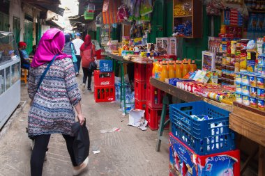 TETOUAN, MOROCCO - 24 Mayıs 2017: Kuzey Fas 'taki Tetouan' ın tarihi bölümündeki eski gıda pazarının görüntüsü. 
