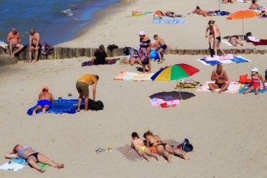 ZELENOGRADSK, KALINGRAD REGION, RUSSIA - 18 Haziran 2019: Baltık Denizi kıyısındaki ünlü tatil beldesi Zelenogradsk 'ta (eski adıyla Cranz) bilinmeyen insanlar güneşleniyor.