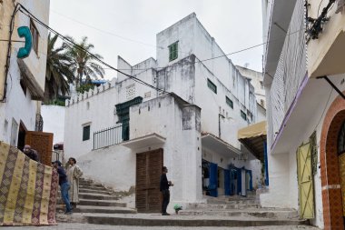 Tanca, Fas - 26 Mayıs 2017: Kuzey Fas 'taki Tangier Medine semtindeki eski caddenin görüntüsü. Bir Medine tipik olarak dar ve labirent benzeri sokaklarla çevrili..