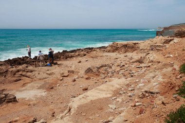 TANGIER, MoroCCO - 27 Mayıs 2017: Güneşli bir günde Atlantik Okyanusu kıyısında bilinmeyen balıkçılar.