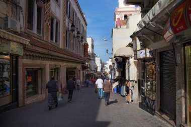 TANGIER, MoroCCO - 27 Mayıs 2017: Kuzey Fas 'taki Tanca' nın tarihi bölgesindeki eski sokaklardan birinin görüntüsü.