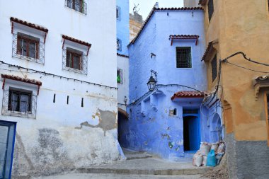 CHEFCHAOUEN, FOCCO - 28 Mayıs 2017: Chaouen 'deki Medine' nin mavi duvarlarının görüntüsü. Şehir binalarının mavi tonlarıyla ünlüdür ve bu Şef 'i ziyaretçiler için çok çekici kılar..
