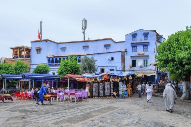 CHEFCHAOUEN, FOCCO - 28 Mayıs 2017: Chaouen şehir merkezi. Şehir binalarının mavi tonlarıyla ünlüdür ve bu Şef 'i ziyaretçiler için çok çekici kılar..