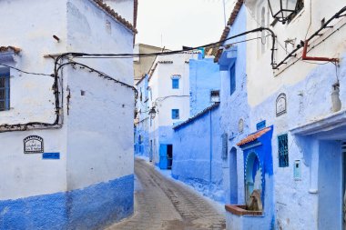CHEFCHAOUEN, FOCCO - 28 Mayıs 2017: Chaouen 'deki Medine' nin mavi duvarlarının görüntüsü. Şehir binalarının mavi tonlarıyla ünlüdür ve bu Şef 'i ziyaretçiler için çok çekici kılar..