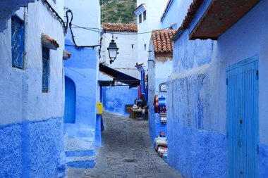 CHEFCHAOUEN, FOCCO - 28 Mayıs 2017: Chaouen 'deki Medine' nin mavi duvarlarının görüntüsü. Şehir binalarının mavi tonlarıyla ünlüdür ve bu Şef 'i ziyaretçiler için çok çekici kılar..