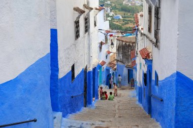 CHEFCHAOUEN, FOCCO - 28 Mayıs 2017: Chaouen 'deki Medine' nin mavi duvarlarının görüntüsü. Şehir binalarının mavi tonlarıyla ünlüdür ve bu Şef 'i ziyaretçiler için çok çekici kılar..