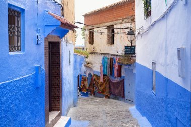 CheFCHAOUEN, MoroCCO - 28 Mayıs 2017: Medine, Chaouen 'deki duvarların görüntüsü. Şehir binalarının mavi tonlarıyla ünlüdür ve bu Şef 'i ziyaretçiler için çok çekici kılar..