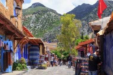 CHEFCHAOUEN, FOCCO - 29 Mayıs 2017: Chaouen 'in merkezindeki tarihi cadde. Şehir binalarının mavi tonlarıyla ünlüdür ve bu Şef 'i ziyaretçiler için çok çekici kılar..