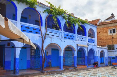 CheFCHAOUEN, MoroCCO - 29 Mayıs 2017: Chaouen 'deki Medine' nin mavi duvarlarının görüntüsü. Şehir binalarının mavi tonlarıyla ünlüdür ve bu Şef 'i ziyaretçiler için çok çekici kılar..