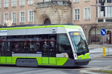 Olsztyn, Polonya - 31 Aralık 2018: Olsztyn şehrinin tarihi bölümünde modern yolcu tramvayı raylarda ilerliyor.
