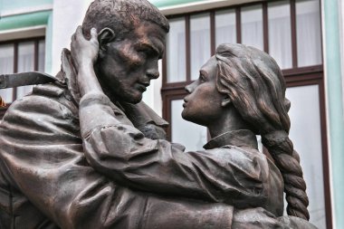 MOSCOW, RUSSIA - 06 Ekim 2016: Moskova 'daki Belorussky demiryolu terminalinin topraklarındaki ünlü Rus vatansever Slavianka' nın Veda Yürüyüşü onuruna anıt