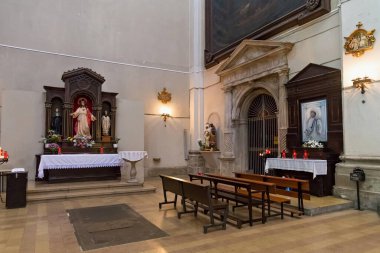 BARCELONA, İSPAN - 15 Mayıs 2017 San Agustin Kilisesi 'nin kilisesinde sunak. Barcelona 'da El Raval' da bir Katolik tapınağı. Placa de Sant Agusti caddesinde..