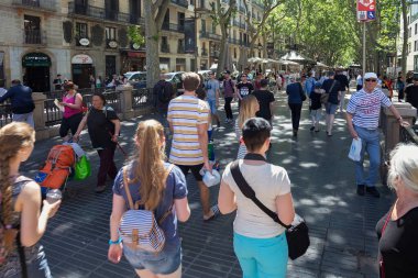 BARCELONA, İspanya - 15 Mayıs 2017: Barcelona 'nın merkezindeki ünlü La Rambla caddesinde yürüyen meçhul insanlar.