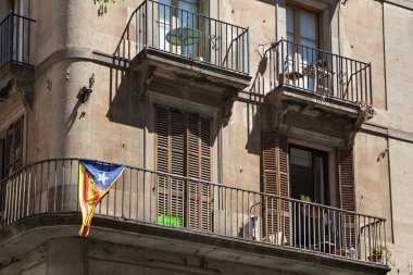 BARCELONA, SPAIN - 15 Mayıs 2017: Balkonunda mavi Estelada bayrağı olan Barcelona şehir merkezindeki binanın görüntüsü. Estelada, genellikle Katalan bağımsızlık destekçileri tarafından dalgalandırılan gayri resmi bir bayrak..