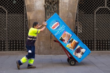 BARCELONA, İspanya - 15 Mayıs 2017: Bilinmeyen işçi, Barcelona 'nın merkezindeki kahve otomatını aldı.