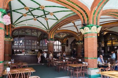 BARCELONA, SPAIN - 15 Mayıs 2017: Katalan Müzik Sarayı 'ndaki sokak kafesi (Katalan' daki Palau de la Musica Catalana). 1905-1908 yılları arasında modernist tarzda tasarlanmış bir konser salonu..
