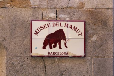 BARCELONA, İspanya - 15 Mayıs 2017: Barcelona şehir merkezindeki Mamut Müzesi 'nin adı yazılı seramik fayanslar.