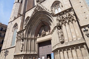 BARCELONA, İSPAN - 15 Mayıs 2017: çalkantılı Santa Maria del Mar 'a giriş. 1329 ve 1383 yılları arasında Barselona 'nın Ribera bölgesinde inşa edilmiş bir tapınaktır. Bu, Katalan Gotik 'inin olağanüstü bir örneği.