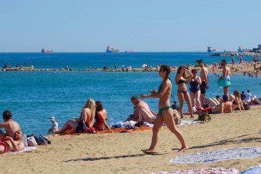 BARCELONA, İspanya - 15 Mayıs 2017: Bilinmeyen insanlar Barcelona 'da bir şehir plajında dinleniyor ve güneşleniyor.