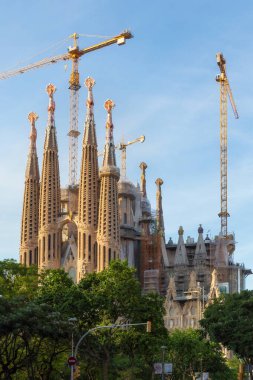 BARCELONA, SPAIN - 15 Mayıs 2017: Şehir parkındaki tamamlanmamış Roma Katolik Bazilikası de la Sagrada Familia 'ya (UNESCO Dünya Mirası' nın bir parçası) bakış. Mimar Antoni Gaudi tarafından tasarlandı..