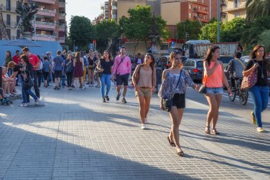 BARCELONA, İspanya - 15 Mayıs 2017: Barcelona 'nın merkezindeki Carrer de la Marina caddesinde bilinmeyen turistler.