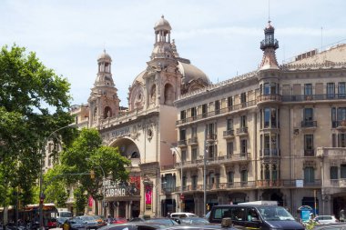 Barselona, İspanya - 16 Mayıs 2017: Kolezyum binasının manzarası. 1923 'te inşa edildi ve 1920' lerin anıtsal mimarisinin yanı sıra şehrin en büyük sinema salonlarından biri olmaya devam ediyor.