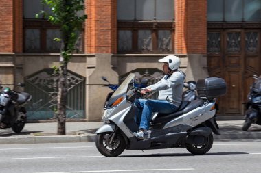 BARCELONA, SPAIN - 16 Mayıs 2017: Güneşli bir günde Barcelona 'nın merkezinde scooterlı bilinmeyen bir adam.