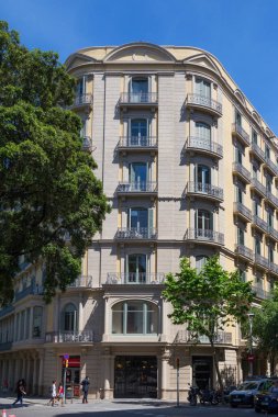 Barselona, İspanya - 16 Mayıs 2017: Güneşli bir günde Barcelona 'nın merkezindeki eski tarihi binalardan biri.