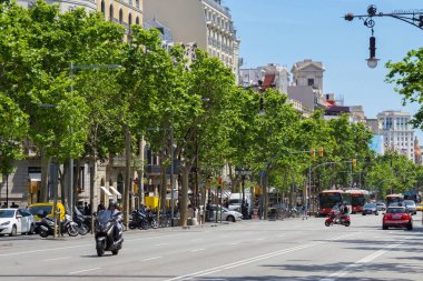 BARCELONA, SPAIN - 16 Mayıs 2017: Güneşli bir günde Barselona şehir merkezindeki Passeig de Gracia caddesindeki arabaların görüntüsü.