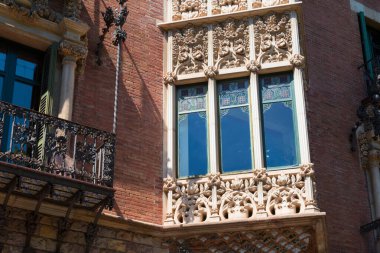 BARCELONA, SPAIN - 16 Mayıs 2017: The Casa de les Punxes veya Casa Terradas 'ın pencere ve balkonları. Modern mimar Josep Puig i Cadafalch tarafından tasarlanmış bir bina. 1905 'te inşa edilmiş..