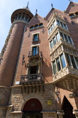 Barcelona, İspanya - 16 Mayıs 2017: The Casa de les Punxes veya Casa Terradas 'ın ünlü manzarası. Modern mimar Josep Puig i Cadafalch tarafından tasarlanmış bir bina. 1905 'te inşa edilmiş..