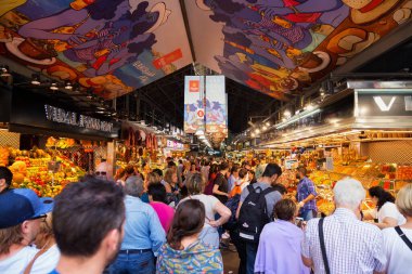 BARCELONA, İspanya - 16 Mayıs 2017: Barcelona 'daki ünlü La Boqueria pazarında bilinmeyen insanlar.