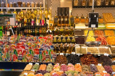 BARCELONA, İspanya - 16 Mayıs 2017: Barcelona 'daki ünlü La Boqueria pazarında farklı tatlı, kuru meyve, yağ ve diğer ürünlerin satışı.
