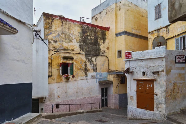 タンジェ モロッコ 2017年5月26日 モロッコ北部のタンジェ メディナ地区の古い通りの1つを表示します メディアは通常壁に囲まれ 多くの狭く迷路のような通りがあります — ストック写真