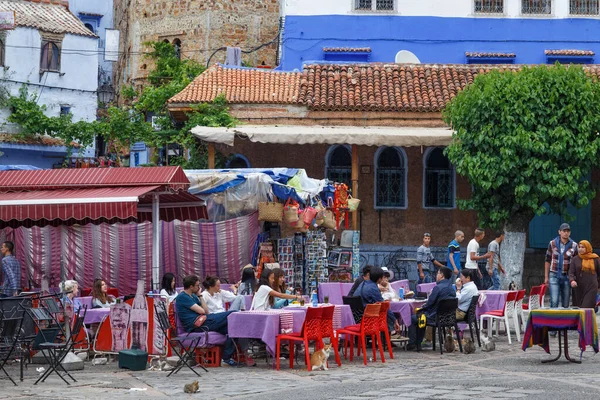 Chefchaouen Morocco Mayıs 2017 Chaouen Merkezindeki Sokak Kafesinde Dinlenen Bilinmeyen — Stok fotoğraf